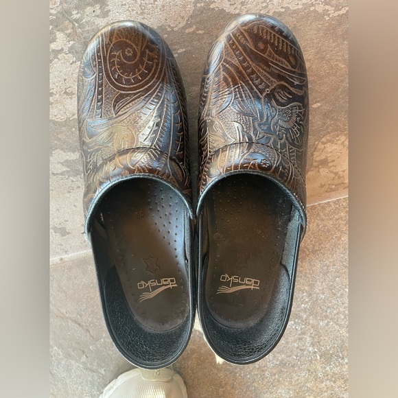 Beautiful tooled leather clogs - Picture 2 of 5